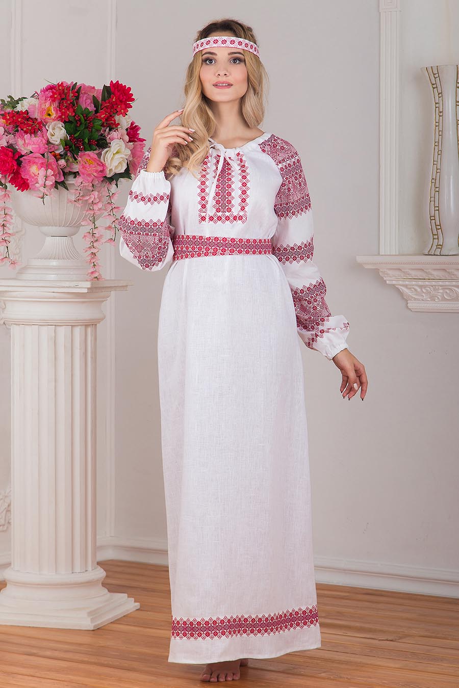 Women in Slavic costumes in Bhavnagar