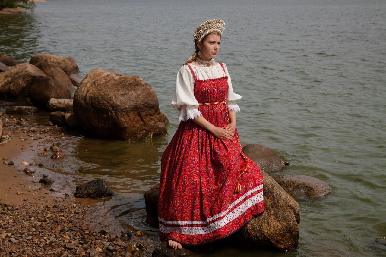 Women in Slavic costumes in Bhavnagar