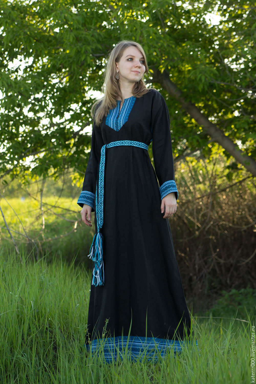 Women in Slavic costumes in Bhavnagar