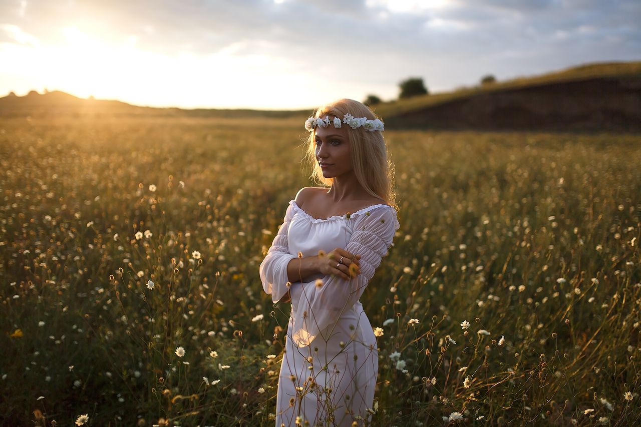Girls in Slavic costumes in Bhavnagar