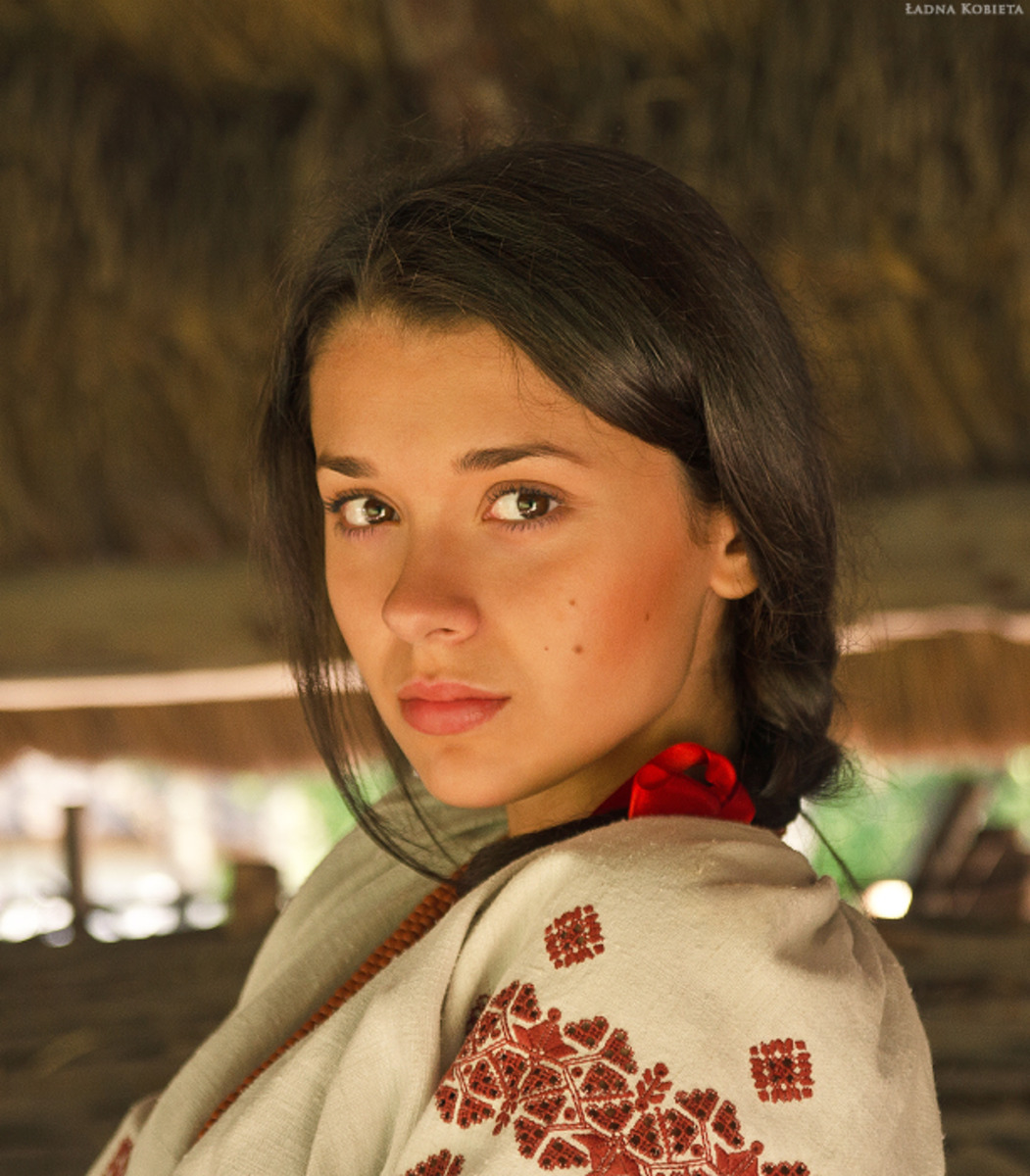 Girls in Slavic costumes in Bhavnagar