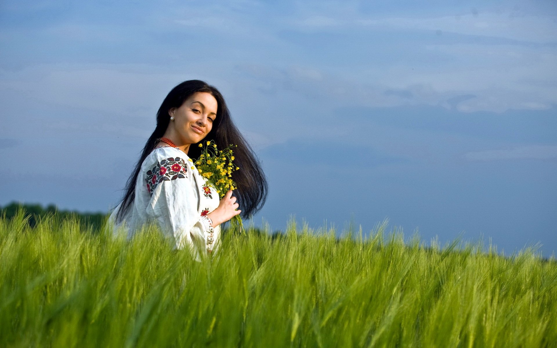 Girls in Slavic costumes in Bhavnagar