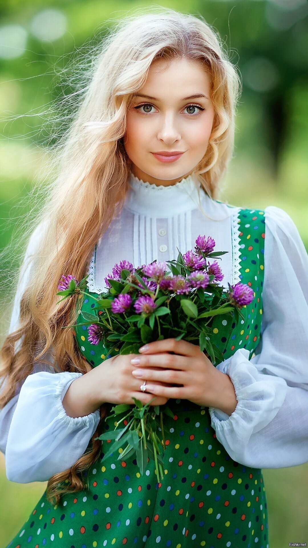 Girls in Slavic costumes in Bhavnagar