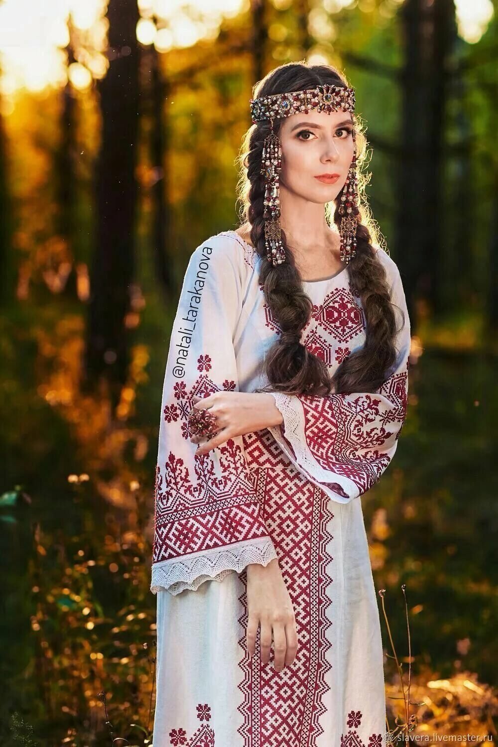 Girls in Slavic costumes in Bhavnagar