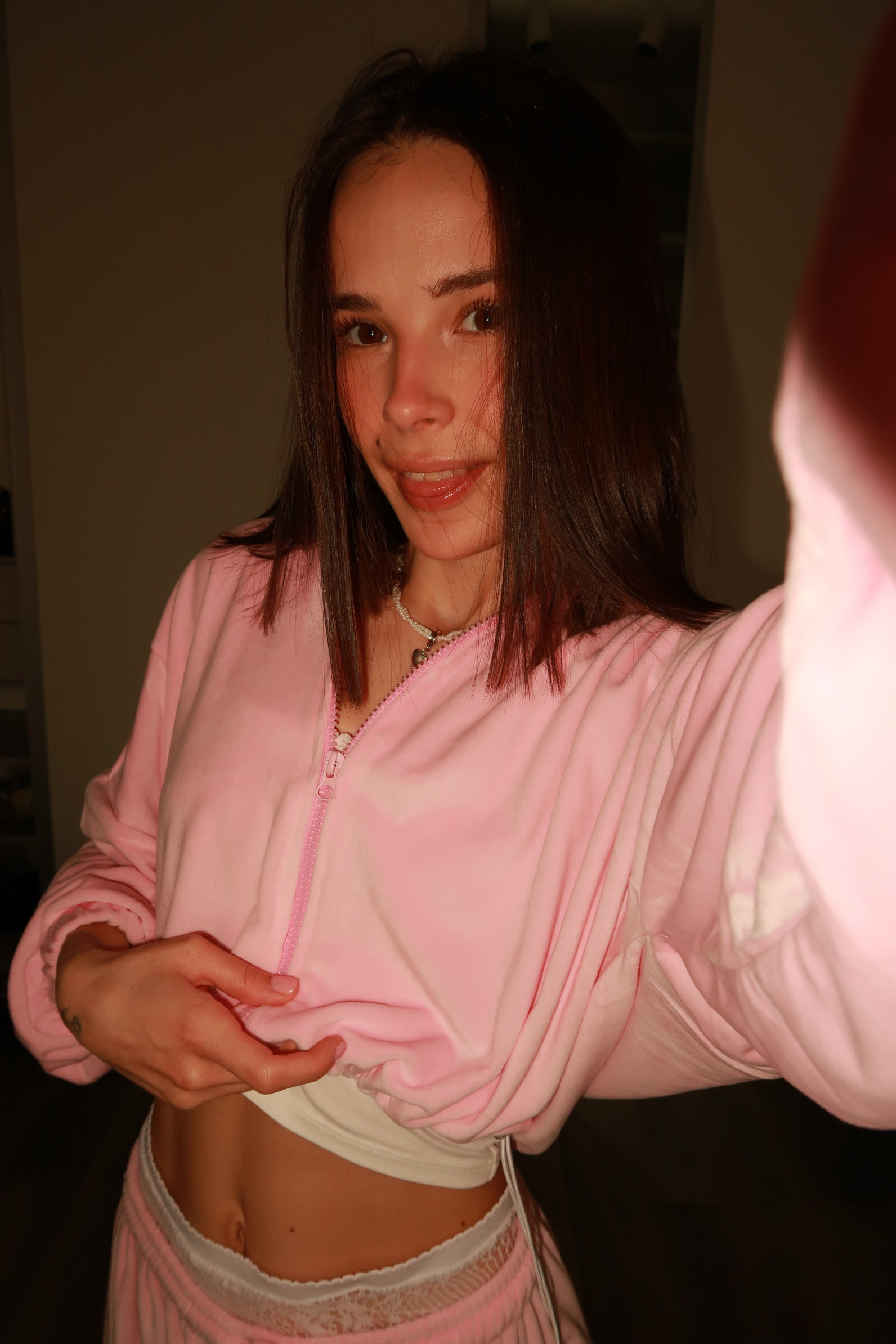 Tina brings the glow — live moments in Bhavnagar